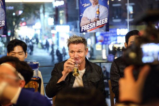 지난 11월 방한한 고든 램지가 '카스' 맥주를 마시고 있다.  오비맥주 제공